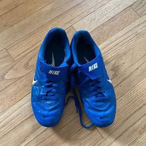 nike women’s electric blue cleat